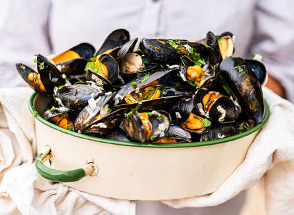 Fresh Live Mussels 900g to 1kg
